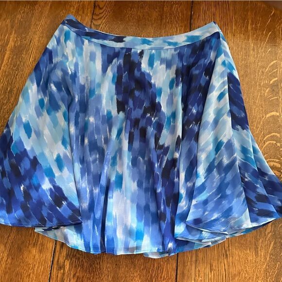 Calvin Klein blue and white patterned flowy skirt.  Size 10 - Picture 3 of 7